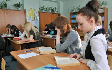 Gadjievo, Rusya - 12 Mart 2011: Sınıftaki öğrenciler sınıftaki ders kitaplarını dikkatle okudular