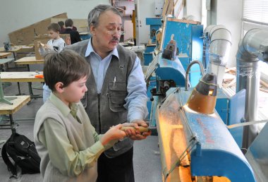 Gadjievo, Rusya - Mart 26, 2011: Çocuk bir okul atölyesinde bir torna üzerinde çalışıyor