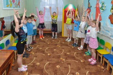 Gadjievo, Rusya - 21 Nisan 2011: Anaokulu küçük bir grup çocuklarda Sabah egzersiz