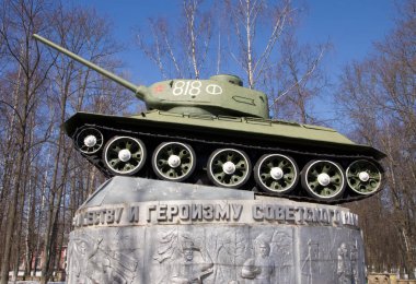 Yartsevo, Rusya - 21 Nisan 2011: Yartsevo 'daki Rus T-34 tankının anıtı