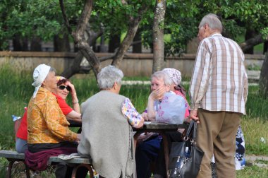 Yartsevo, Rusya - 28 Haziran 2011: Emekliler sokakta iletişim kuruyor
