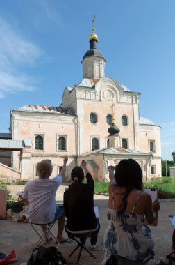 Smolensk, Rusya - 12 Temmuz 2011: Açık havada sanatçılar Trinity Manastırı Katedrali binasını boya.