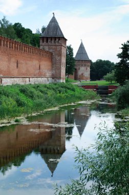 Smolensk, Rusya - 12 Temmuz 2011: Nehrin yanındaki Smolensk kale duvarı