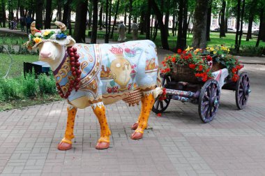 Smolensk, Rusya - 12 Temmuz 2011: Smolensk şehir parkında sepeti ile dekoratif bir