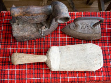 Farklı şekillerde giysi ütüleme için Vintage aksesuarlar