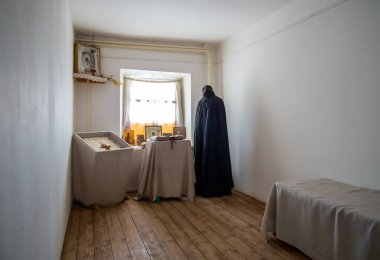 Zadonsk, Rusya - 28 Ağustos 2018: Yeniden yaratılmış manastır hücre mobilyaları, Zadonsk Yerel Lore Müzesi, Zadonsk 