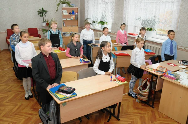 Гадьево Россия Сентября 2010 Года Дети Приветствуют Учителя Перед Началом — стоковое фото