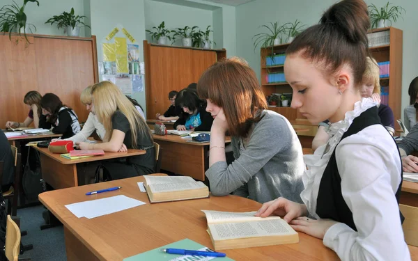 Gadjievo Rusko Březen 2011 Studenti Třídě Pozorně Četli Učebnice Třídě — Stock fotografie