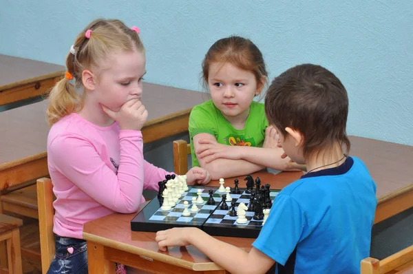 Gadjievo Russia April 2011 Children Play Chess Table Kindergarten Group — Stock Photo, Image