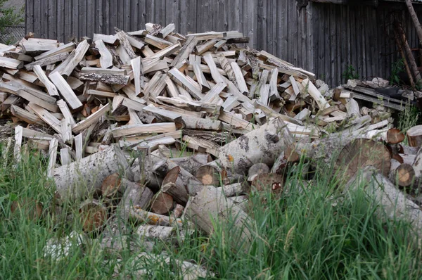 Veel Brandhout Liggen Tuin Van Een Dorpshuis Het Gras — Stockfoto