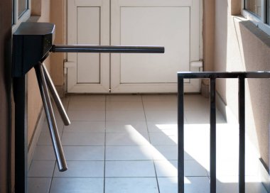 Girişte döner elemanı olan turnike