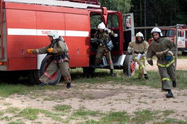 Yartsevo, Rusya - 26 Ağustos 2011: İtfaiyeciler itfaiye aracının taksisinden atlayıp kaçtılar