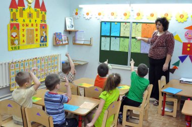 Gadjievo, Rusya - 9 Ocak 2011: Öğretmen anaokulunda çocuklarla ilgileniyor