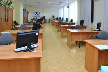 Gadjievo, Rusya - 6 Mart 2012: Okulda boş bir bilgisayar sınıfının içi