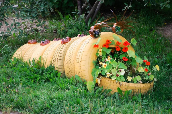 Blumenbeet Skulptur Einer Raupe Aus Alten Autoreifen — Stockfoto