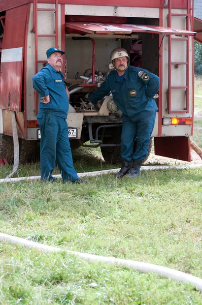 Yartsevo Russia August 2011 Two Firemen Stand Fire Engine Look — Stock Photo, Image