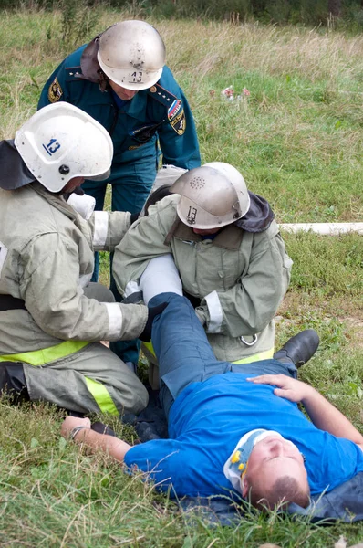 Yartsevo Rusko Srpna 2011 Zaměstnanci Ministerstva Pro Mimořádné Situace Poskytují — Stock fotografie