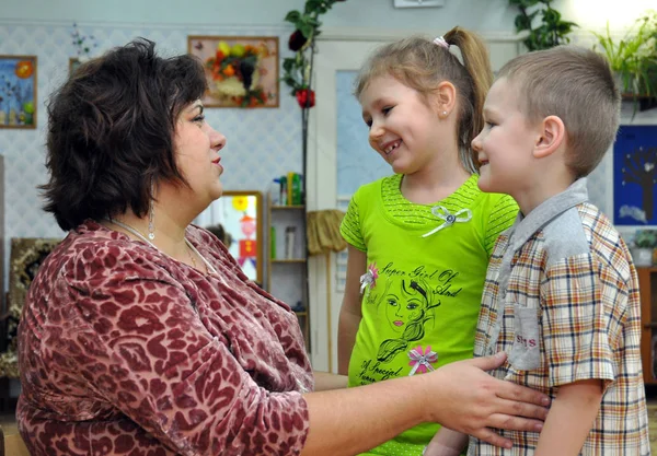 Gadjievo Rusia Enero 2011 Una Mujer Está Hablando Con Niño — Foto de Stock