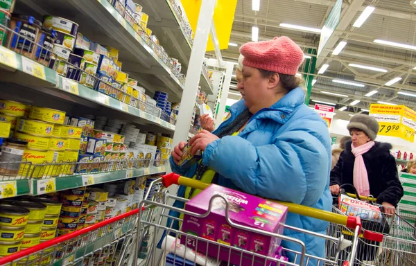 Murmansk Russland März 2012 Ältere Frau Wählt Produkte — Stockfoto