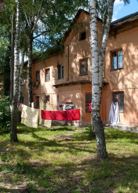 Safonovo, Rusya - 26 Temmuz 2012: Eski evin avlusuna sokakta iç çamaşırı kurur