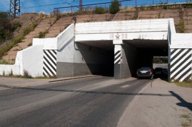 Kandalaksha, Rusya - 28 Ağustos 2012: Demiryolu nun altında otomotiv tüneli