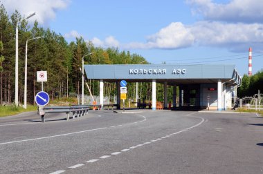 Polyarnye Zori, Rusya - 28 Ağustos 2012: Kola Nükleer Santrali topraklarına giriş