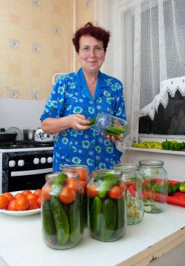Voronej, Rusya - 13 Ağustos 2012: Yaşlı bir kadın mutfağında sebze hasat edebilirsiniz