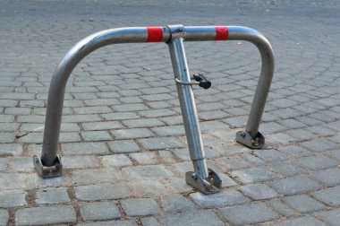 Park etekli kaldırımda park bariyerini kapatın