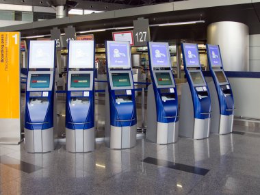 Moskova, Rusya - 18 Mayıs 2013: Uçuşlar için self-check-in için raflar, Vnukovo Airport, Moskova