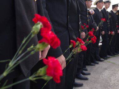 Murmansk, Rusya - 12 Ağustos 2013: Denizcilerin elinde karanfillerle yapısı