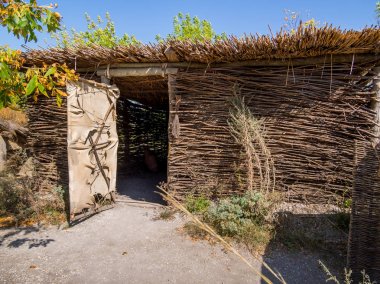Eski kabilelerin teknolojisi ile yapılan kulübenin cephesi