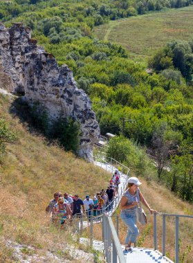 Divnogorye, Rusya - 9 Eylül 2018: İnsanlar doğal rezerv Divnogorye, Voronej bölgesinin platoya tırmanıyor