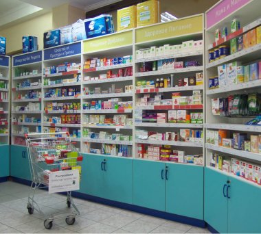 Smolensk, Rusya - 24 Haziran 2014: Eczane süpermarketself servis Iç