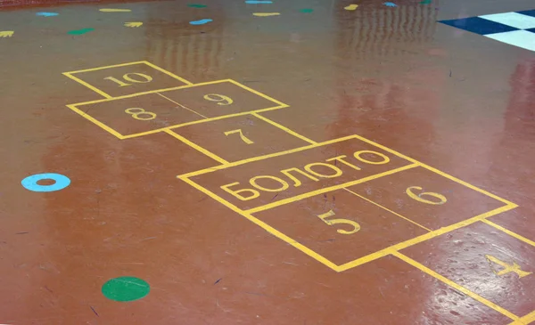 廊下の床に描かれた子供の古典的なゲーム — ストック写真