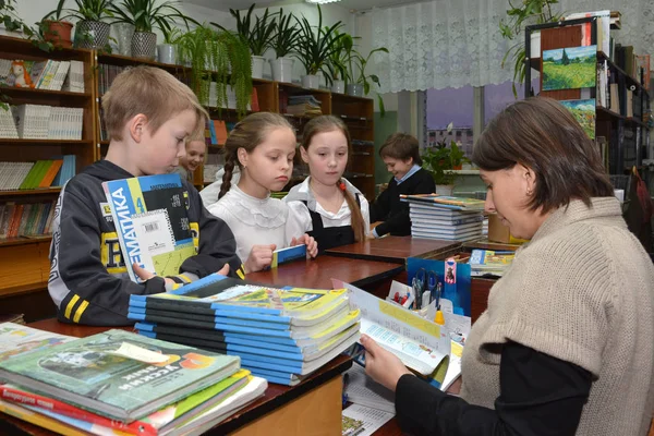 Gajievo Russia January 2014 Pupils School Receive Textbooks School Library — Stock Photo, Image