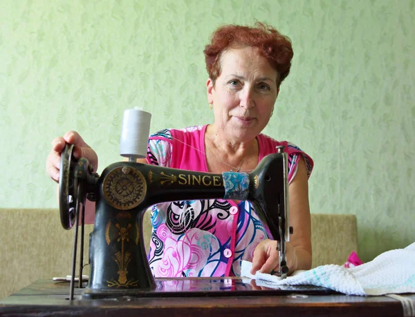 Джарцево Россия Июля 2014 Пожилая Женщина Пришивает Старую Швейную Машинку — стоковое фото