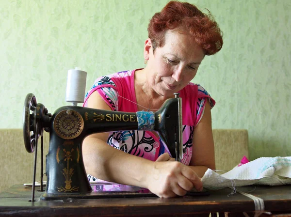ヤルテボ ロシア 2014 高齢の女性が手のミシンで縫う — ストック写真