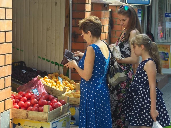 Smolensk Russie Juin 2014 Les Gens Achètent Des Fruits Dans — Photo