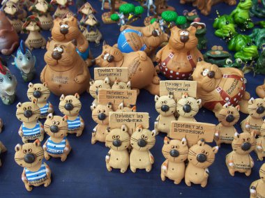 Voronej, Rusya, 08 Temmuz 2014: Şehrin sembolleri ile kil hediyelik eşya