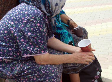 Voronej, Rusya, 08 Temmuz 2014: Yaşlı insanlar sadaka topluyor