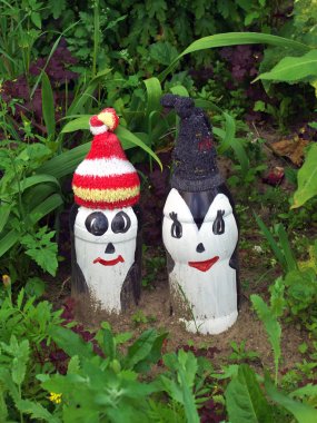 Eski kullanılmış plastik şişelerden yapılmış iki penguen