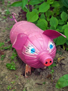 Eski plastik şişeden yapılmış pembe domuz