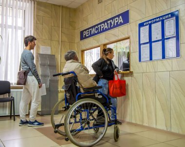 Voronej, Rusya- 25 Eylül 2018: Sağlık kurumu kayıt defterinde sırada bekleyen engelliler