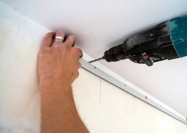 Gergi tavan için duvar kılavuzuna sabitleme