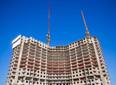 Berrak gökyüzünün arka planında monolitik yeni bina