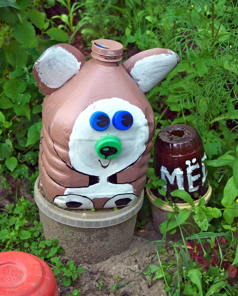 Oso Con Barril Miel Hecho Viejas Botellas Plástico Usadas — Foto de Stock