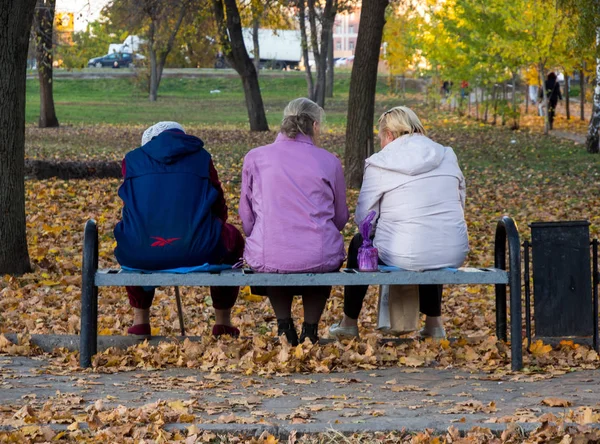 Voronezh Russia October 2018 Three Older Women Sit Park Bench — Stock Photo, Image