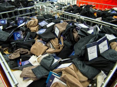 Voronej, Rusya - 26 Şubat 2019: Konteynerde çok sayıda erkek çorap pantolonu var