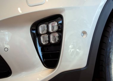 Yeni bir araba üzerinde Led gündüz farları