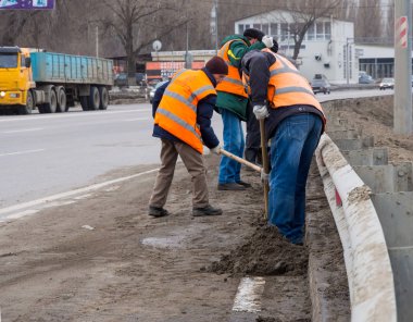 Voronej, Rusya - 15 Mart 2019: Iyileştirme işçileri tarafından yol kenarı temizliği